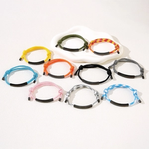 Verstellbare bunte geflochtene Armbänder mit schwarzen gebogenen Röhren im 10er Set