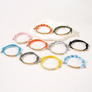 Set aus 10 verstellbaren geflochtenen Kordelarmbändern mit vergoldeten Metallakzenten
