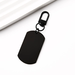Gros plan d'un porte-clés en métal noir mat de forme rectangulaire avec un fermoir à ressort