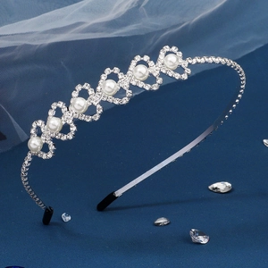 Elegante zilveren bruidshaarband met harten, witte parels en schitterende strasstenen