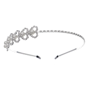 Elegante zilveren haarband met parels en fonkelende strassteentjes in hartvorm