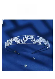 Détail d'un serre-tête de mariée de luxe avec feuilles argentées et cristaux marquise