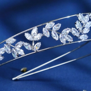 Serre-tête luxueux en feuilles d'argent avec oxydes de zirconium marquise brillants
