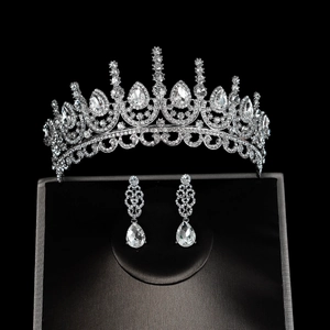 Detail van luxe bruidssieraden set met zilveren kristallen tiara en oorbellen