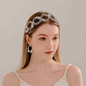 Detailopname van luxe bruidssieradenset met zilveren kristallen kroon en oorbellen