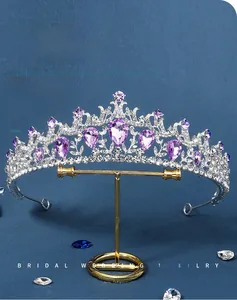 Détail de la couronne de mariée de luxe avec strass violets sur base en argent