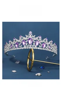 Vue détaillée d'une couronne argentée de luxe avec des strass violets et des cristaux
