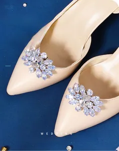 Détail de boucles de chaussures en zircon floral sur des escarpins à bouts pointus