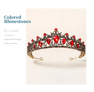 Détail d'une couronne de mariée en bronze avec strass rouges et cristaux gris