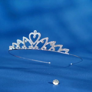 Sparkling silver princess crown for girls with heart-shaped rhinestones and alloy band