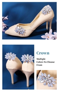 Détails des boucles de chaussures couronne en strass sur des escarpins élégants