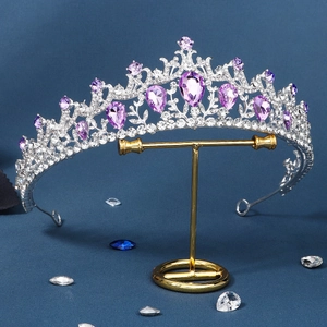 Couronne de mariée argentée de luxe avec cristaux violets et strass étincelants