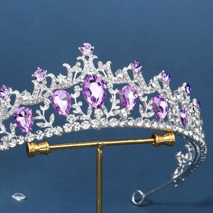 Couronne de mariée de luxe argentée avec cristaux violets et strass blancs brillants