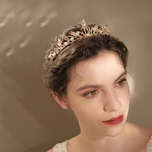 Détail d'une couronne de mariée luxueuse avec perles et strass sur un modèle élégant