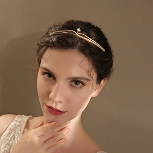 Détail du serre-tête de mariage avec strass carré brillant et courbes métalliques
