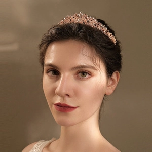 Détail de la couronne de mariée en or rose avec zircons brillants sur un mannequin