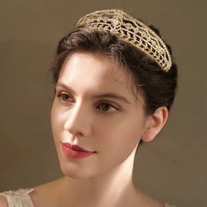 Gros plan d'une couronne dorée avec strass sur un modèle, design vintage élégant pour mariée