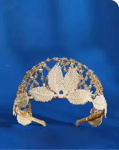 Vue détaillée du serre-tête de mariée à feuilles dorées avec cristaux ambrés faits main