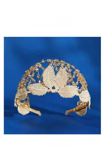 Détail du serre-tête de mariée avec feuilles de dentelle brodées et perles de cristal ambre