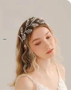 Modèle portant un serre-tête de mariée avec strass colorés et perles d'épis de blé faites main