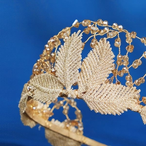 Serre-tête de mariée doré fait main avec feuilles tissées et perles de cristal