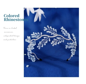 Détail du serre-tête de mariée avec perles de cristal et design élégant de branches argent