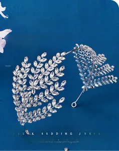 Détail d'un serre-tête de mariée de luxe avec des strass étincelants en forme de feuilles