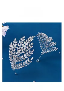 Vue détaillée du diadème de mariée en argent avec strass en forme de feuilles de luxe