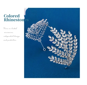 Gros plan détaillé du bandeau de mariée avec branches de feuilles argentées et strass marquise