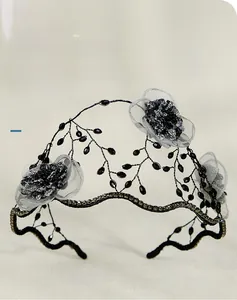 Détail d'un serre-tête floral avec fleurs en tulle gris argenté et cristaux noirs
