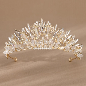Vue détaillée du diadème de mariée doré orné de cristaux étincelants et strass