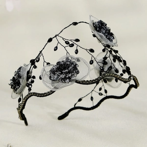 Serre-tête style gothique avec fleurs en maille grise et détails de perles en cristal