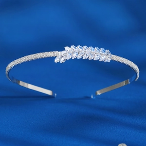 Détail d'un serre-tête argenté fin orné de cristaux de zircon élégants en forme de feuilles
