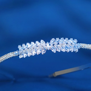 Gros plan d'un serre-tête en zircon avec des pierres marquise et motifs de feuilles