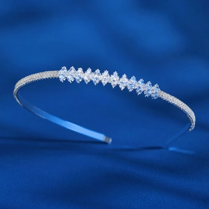 Détail d'un serre-tête fin en argent avec cristaux de zircon étincelants