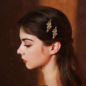 Elegant gold flower hair clip with sparkling rhinestones in a vintage French style