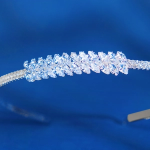 Détails macro de cristaux marquise sur un serre-tête argenté avec un fond bleu profond