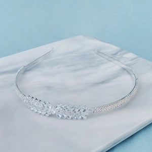 Serre-tête élégant en argent avec feuilles de zircone cubique sur support en marbre