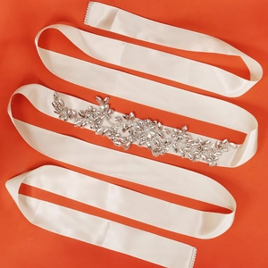 Elegante cintura da sposa con cristalli scintillanti e nastro di raso avorio