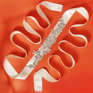 Elegante cintura da sposa con strass floreali su nastro di raso avorio per abito da sposa