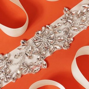 Elegante cintura da sposa con strass argentati brillanti su nastro di raso bianco