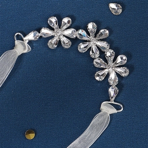 Elegante bruidshofddeksel met zilveren kristallen bloemen en witte mesh lintbanden