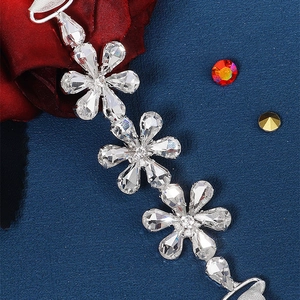 Detailopname van de kristallen bloemenketting met druppelstenen en metalen haken voor jurken