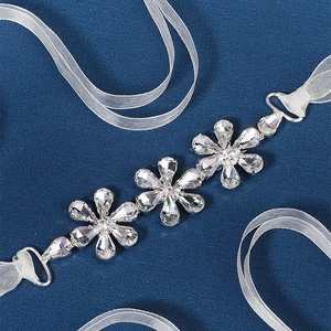 Elegante bruidsriem met strass-steentjes, kristallen bloemen en witte zijden linten