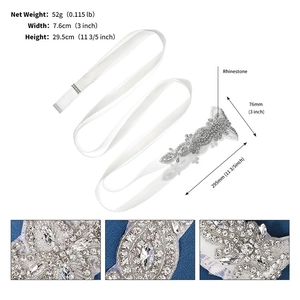 Dettaglio cintura da sposa bianca con applique in strass floreali da 29,5 cm per abito sposa
