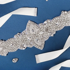 Cintura da sposa di lusso con motivi floreali in strass su nastro di seta bianca