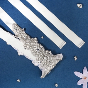 Cintura sposa lussuosa con strass scintillanti e pizzo su nastro di raso bianco