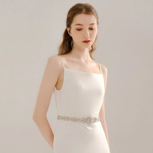 Détail de la ceinture de mariée avec cristaux marquises et perles sur robe blanche