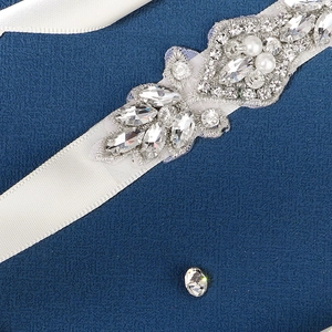 Ceinture de mariée élégante avec cristaux, strass marquise et perles sur ruban blanc