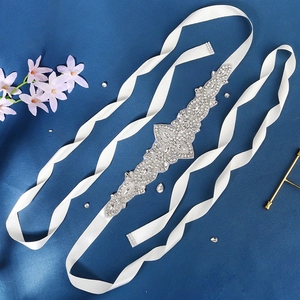 Cintura da sposa di lusso con fiori di strass e nastro di raso bianco
